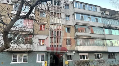 Descoperire macabră într-un bloc din Iaşi. Pompierii au spart uşa unui apartament unde se afla o persoană decedată -Foto