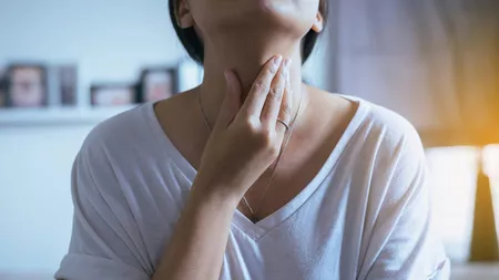 Te confrunți cu senzație de nod în gât și lipsă de aer? Iată care este cauza