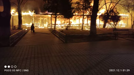 Incendiu puternic la o terasă din judeţul Bacău. Flăcările s-au extins, iar mai multe persoane au fost evacuate - FOTO, VIDEO
