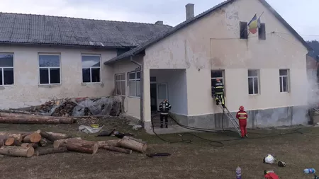 Incendiu la o şcoală din Gura Humorului. Pompierii se luptă pentru a stinge focul care are degajări mari de fum - FOTO