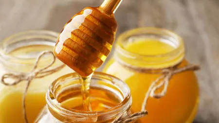 Mierea organică: Ce înseamnă și ce o deosebește de mierea crudă și de mierea de Manuka