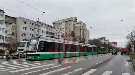 Din curiozitate, un călător CTP a blocat un tramvai, după ce a tras alarma! Circulația rutieră din Iași a fost oprită timp de o oră - FOTO/VIDEO