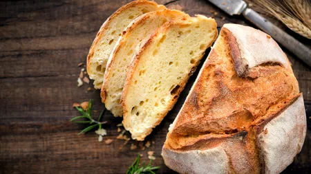 Câtă drojdie proaspătă se pune la 1 kg de făină: Secretele unei pâini de casă 