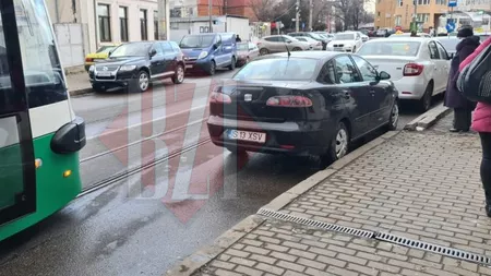 Circulația tramvaielor din Iași, blocată. Un autoturism a fost parcat lângă linia de tramvai