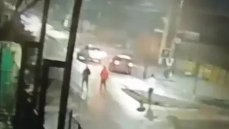 Iată momentul crimei, surprins de camerele de supraveghere, din judeţul Giurgiu. Un şofer a fost lovit în cap cu o cărămidă - VIDEO