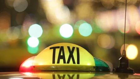 Cu pistolul în taxi! Doi bărbați din Timișoara, amendați de polițiști după ce șoferul a sunat la 112