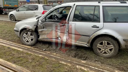 Accident rutier pe Calea Chişinăului. Un șofer nu s-a asigurat și a intrat în coliziune cu un tramvai - EXCLUSIV, GALERIE FOTO, UPDATE, VIDEO