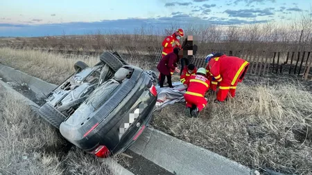 Accident rutier în județul Suceava. Autoturism răsturnat în afara părții carosabile - GALERIE FOTO, UPDATE