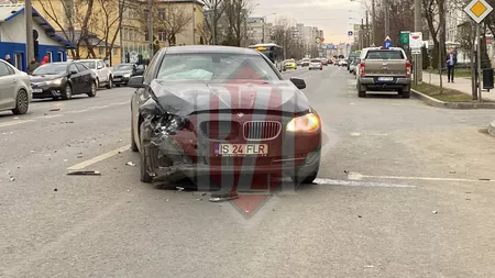 Un BMW şi un Volkswagen s-au izbit violent pe Bulevardul Primăverii din Iaşi. Poliţiştii şi medicii sunt la faţa locului - EXCLUSIV, FOTO, VIDEO