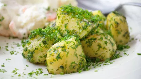 Rețetă cartofi natur – O modalitate mai sănătoasă și gustoasă de a găti cartofii