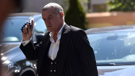 Gigi Becali se plimbă pe străzile din Capitală cu teancuri de bani în mână