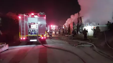 Incendiu puternic în Capitală, la un depozit improvizat în care se află butelii de freon - FOTO, VIDEO