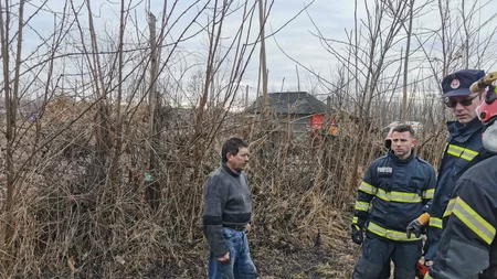 El este îngerul copiilor din localitatea ieşeană Vladomira! Trei minori au fost salvaţi din incendiu de acest bărbat, după ce casa le-a fost cuprinsă de flăcări! UPDATE: Doi dintre ei se află pe masa de operație - FOTO