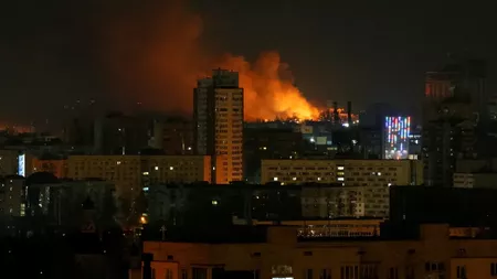 Imagini copleșitoare în Ucraina! Civilii aruncă sticle incendiare în blindatele rușilor - VIDEO