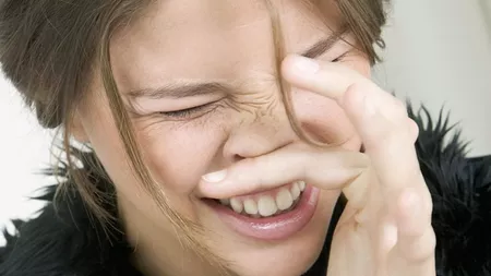 Ce înseamnă când te mănâncă nasul pe interior? Interpretări medicale și superstiții