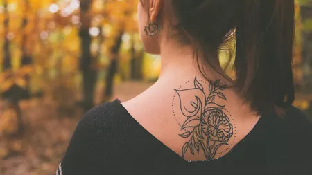 Cele mai spectaculoase tatuaje pe spate pentru fete! Ce semnificație au acestea și care este originea lor