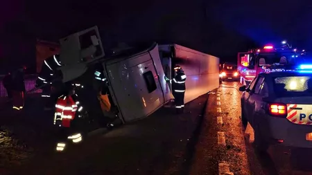 Accident rutier în localitatea Miroslovești. Un TIR s-a răsturnat pe partea carosabilă - FOTO