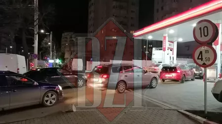 Cozi infernale la stațiile de alimentare din Iași! Șoferii așteaptă cu orele să umple rezervoarele mașinilor - FOTO, VIDEO, LIVE VIDEO, UPDATE