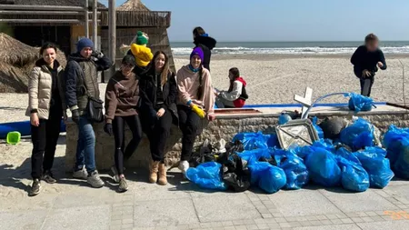 Refugiații din Ucraina au curățat plaja din Mamaia! Nu au suportat să vadă atâtea gunoaie - FOTO, VIDEO