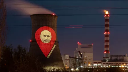 Chipul lui Vladimir Putin a fost proiectat pe turnul rafinăriei Lukoil din Ploiești - FOTO