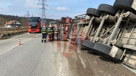 Un TIR s-a răsturnat pe Bulevardul C. A. Rosetti - EXCLUSIV, FOTO, VIDEO