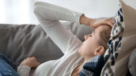 Durerile de cap și stările de greață pot constitui un semnal de alarmă! Ce afecțiuni anunță