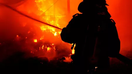 Incendiu la Spitalul de Psihiatrie din Roman. O baracă din curtea unității a luat foc