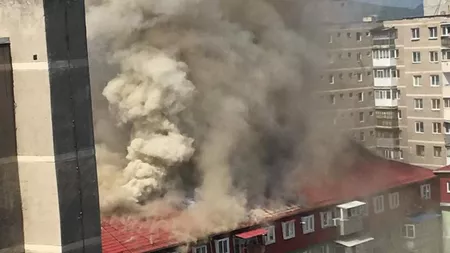 Incendiu puternic într-un bloc din Râmnicu Vâlcea. Flăcările au afectat 12 apartamente - FOTO, VIDEO