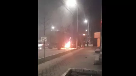 Bubuitură puternică în municipiul Iaşi. Un vehicul a fost cuprins de flăcări, în Nicolina
