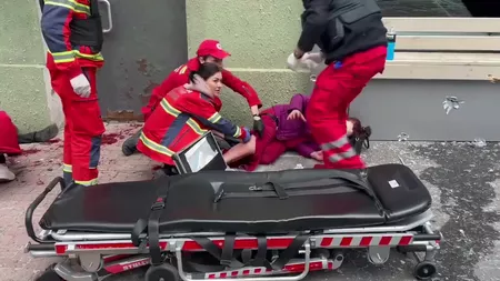 Un medic ucrainean din oraşul Harkov, dovadă de eroism. A rămas cu pacienta în timpul unui dublu bombardament rusesc - VIDEO
