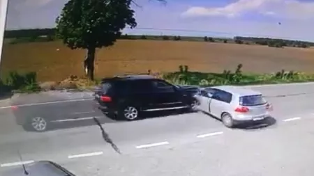 Accident devastator la Timişeşti, judeţul Neamţ. Momentul impactului a fost surprins pe camerele de supraveghere - VIDEO, FOTO