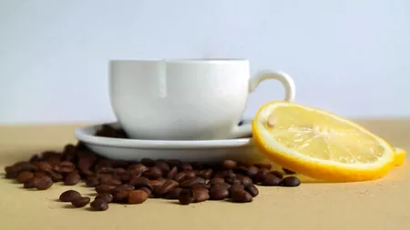 Cafeaua cu lămâie este indicată pentru slăbit? Află care sunt beneficiile și contraindicațiile acestei băuturi
