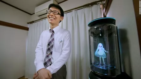 Deși este căsătorit cu o hologramă, un japonez se plânge de probleme de comunicare