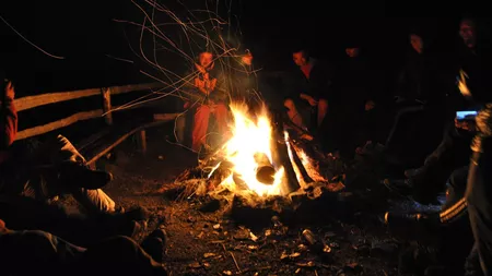 Povești de groază înfricoșătoare de citit la un foc de tabără. Îți vei speria prietenii garantat!
