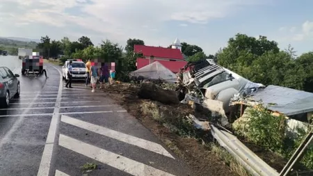 Un camion care transporta bare de fier s-a răsturnat peste un solar de legume în județul Vrancea