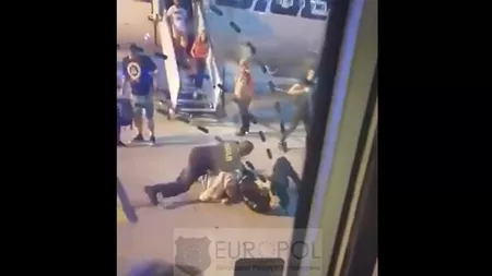 Un bărbat a fost imobilizat și încătușat pe aeroportul Otopeni, pe scările avionului - VIDEO