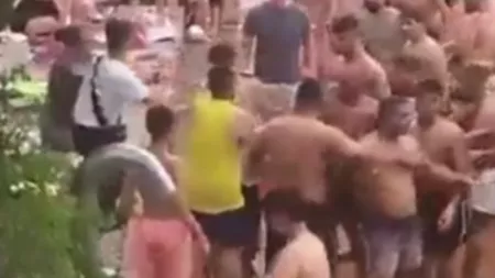 Conflict la o piscină din Berlin, unde sute de persoane s-au năpustit asupra unui bărbat. Cum a reuşit acesta să le provoace - VIDEO