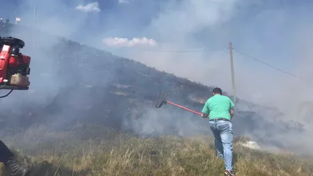 Muntele Găina a luat foc. Suprafaţa afectată de flăcări este de aproape un hectar - FOTO