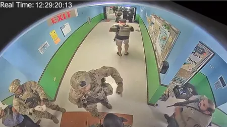 Înregistrările apărute din timpul atacului de la școala din Texas, arată cum polițiștii nu intervin timp de 74 de minute - FOTO, VIDEO