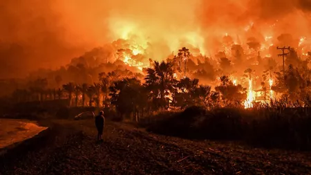 Pompierii români intervin la un incendiu izbucnit în apropiere de Atena