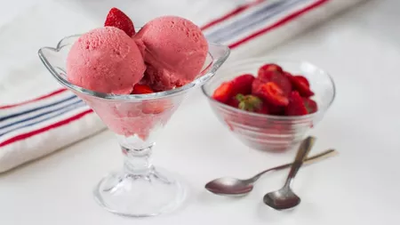 Cele mai bune rețete de înghețată de casă cu căpșuni. Un desert răcoritor și irezistibil pentru zilele toride de vară