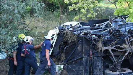 Un autocar plin cu turişti s-a prăbuşit într-o râpă, în Turcia. Cinci oameni au murit, iar alţi 36 au ajuns la spital