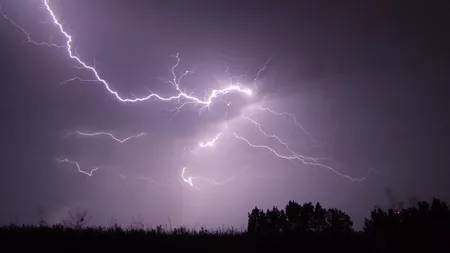 Doi oameni au fost loviţi de fulger în judeţul Hunedoara