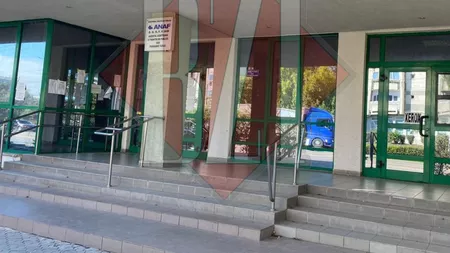 Taxă „de ajutor“ cerută de paznic la intrare în clădirea ANAF Iași? „Trăim într-o societate nebună!”