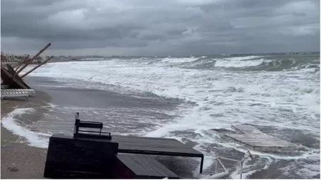 Staţiune devastată de furtună pe litoralul românesc. Vânt puternic şi valuri uriaşe