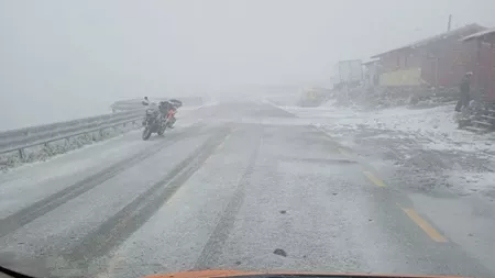 Lapoviţă şi ninsoare pe Transalpina: ,,Evitați deplasarea dacă nu aveți autovehicule echipate de iarnă!
