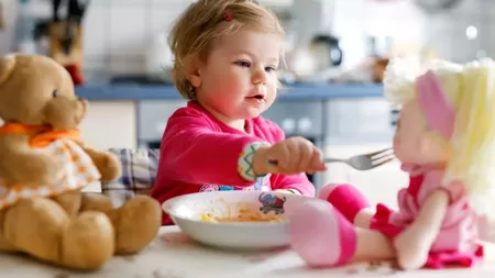 Mâncare pentru copii de 2 ani. Ce alimente recomandă specialiștii