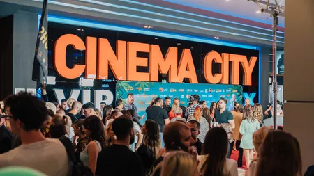 Caravanele ,,Mirciulică” și ,,Teambuilding”ajung în orașul tău și aduc porții  zdravene de râs la Cinema City din Iulius Mall. Hai să întâlnești echipele și să vezi filmele pe marele ecran!