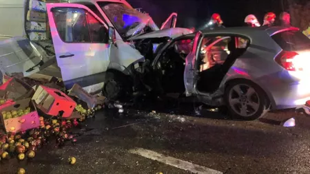 Accident rutier mortal în judeţul Bacău. Coliziune devastatoare între un autoturism şi un microbuz încărcat cu marfa - FOTO