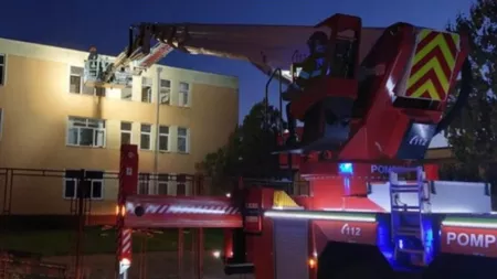 Incendiu în căminul unui liceu din Brașov. 13 elevi au fost evacuaţi